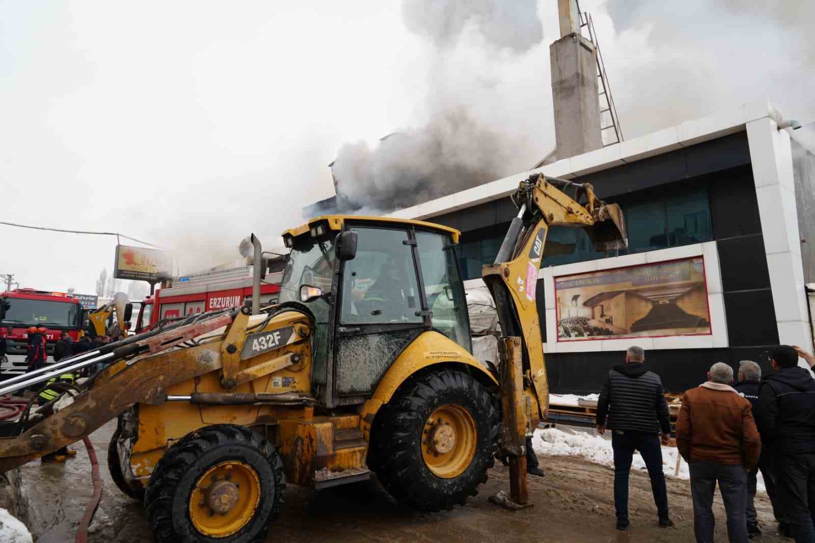 mobilya fabrikasinda yangin 1 olu 1i agir 7 yarali 2