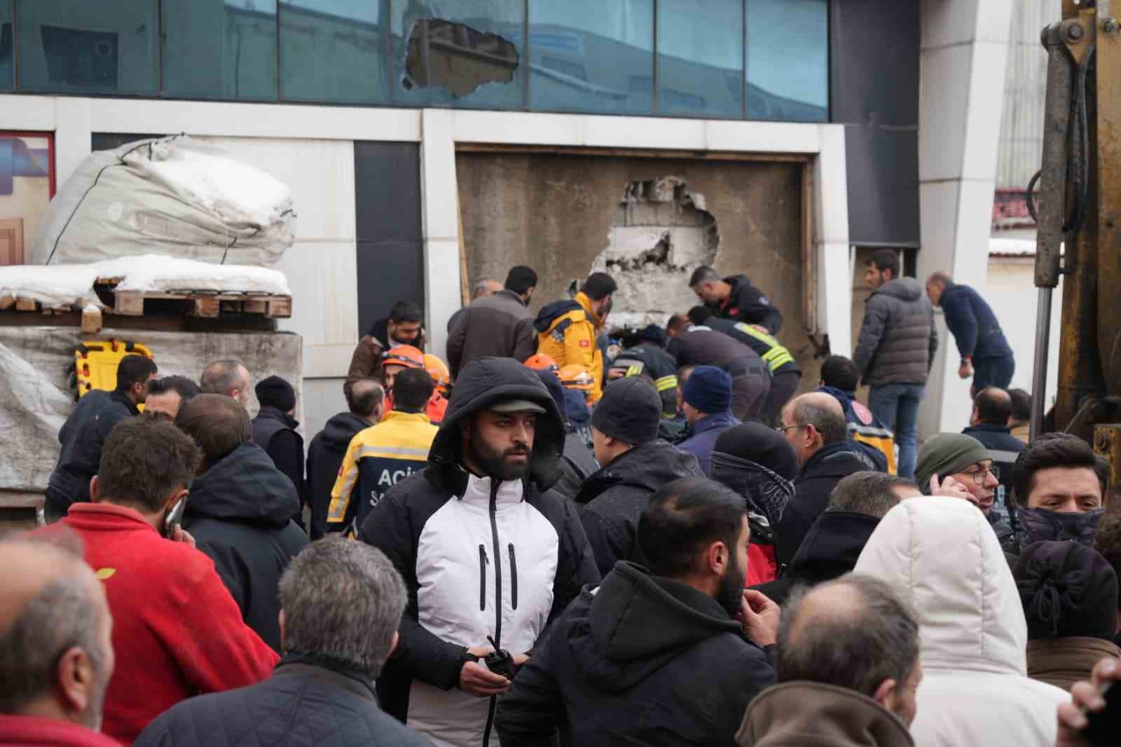 mobilya fabrikasinda yangin 1 olu 1i agir 7 yarali 6 a4nQ1KPl