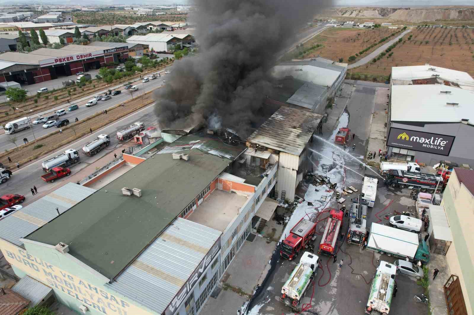 Mobilya fabrikasındaki yangın korkuttu 4 mobilya fabrikasindaki yangin korkuttu 0 tHnyuZC9
