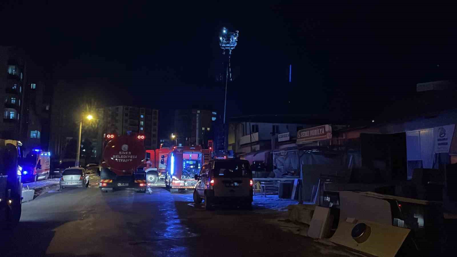 mobilya imalathanesinde cikan yangin panige neden oldu 0 vdKv7kwz
