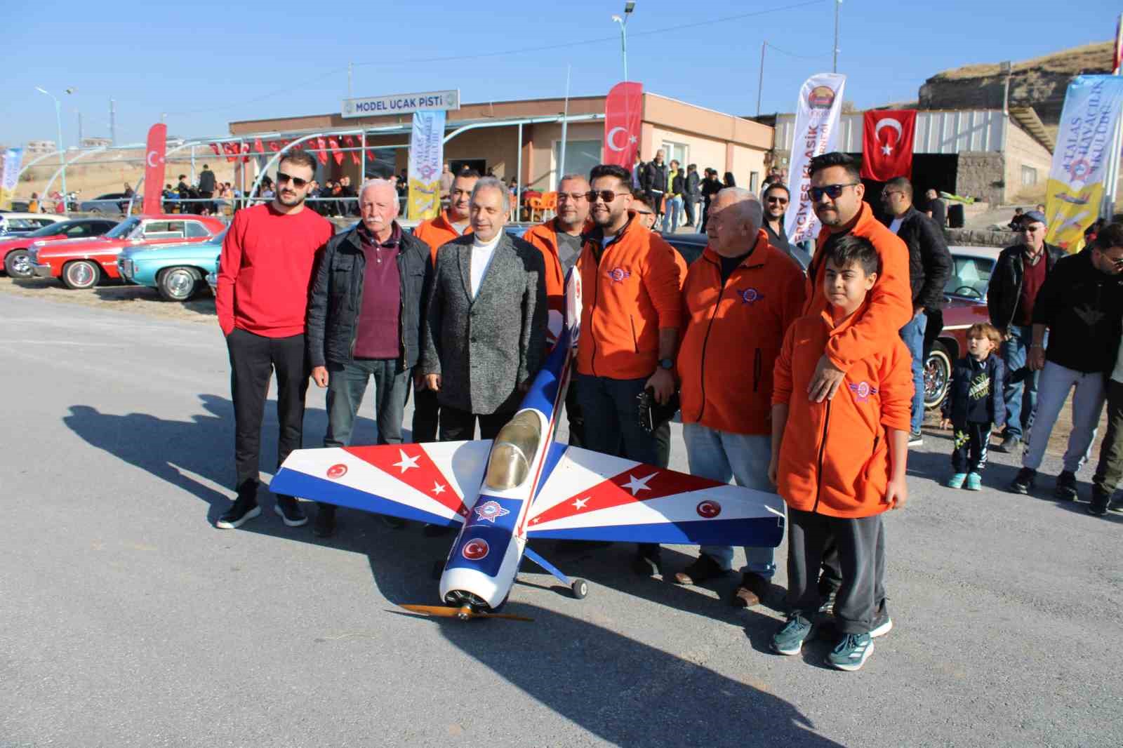 model ucaklarla klasik otomobiller ayni pistte bulustu 1 fwgw9kZZ