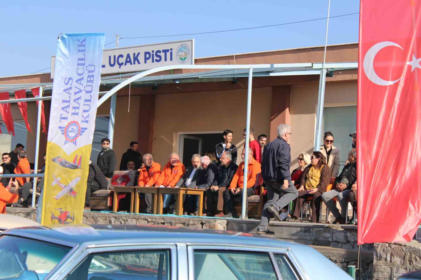model ucaklarla klasik otomobiller ayni pistte bulustu 3 9ThZUWun