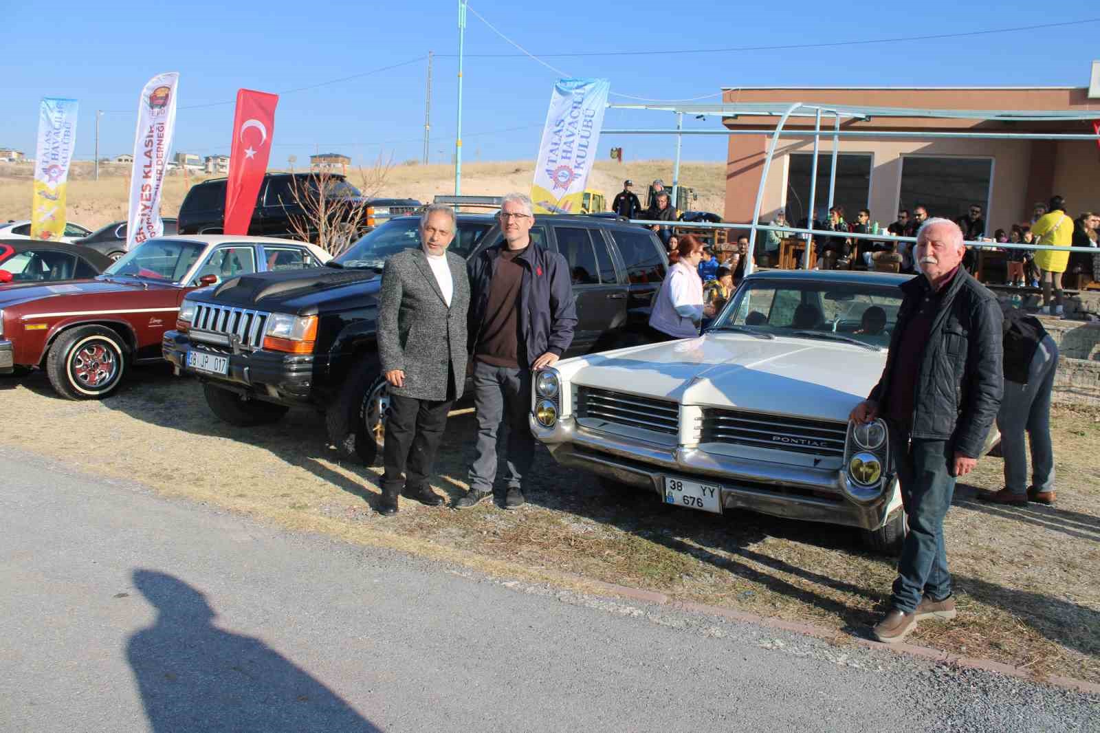 model ucaklarla klasik otomobiller ayni pistte bulustu 5 n8bEmZpj