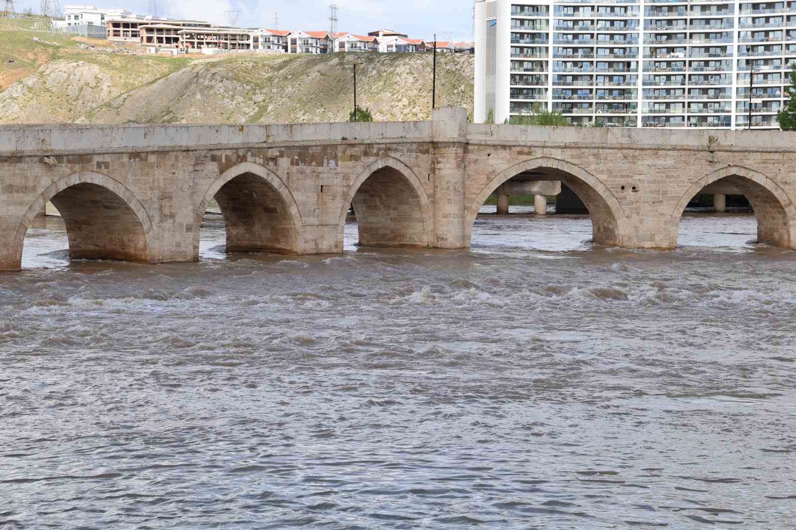 modern kopruler bir bir yikilirken selcuklu koprusu 8 asirdir dimdik ayakta duruyor 3 F7GAv3ak