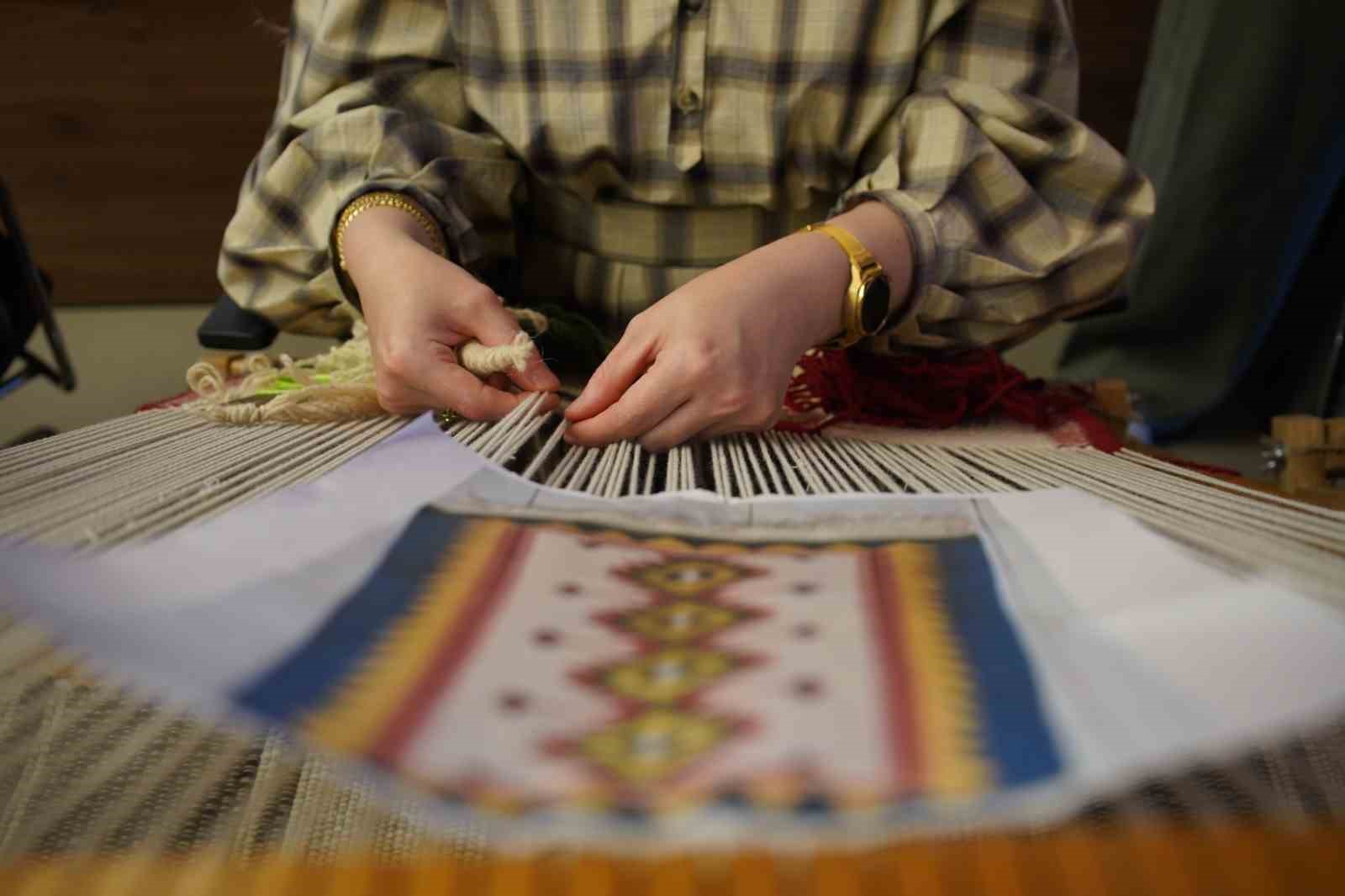 Modern yaşamın stresine geleneksel terapi: Çarpana ve kilim dokuma 4 modern yasamin stresine geleneksel terapi carpana ve kilim dokuma 0 JvYvYjOi