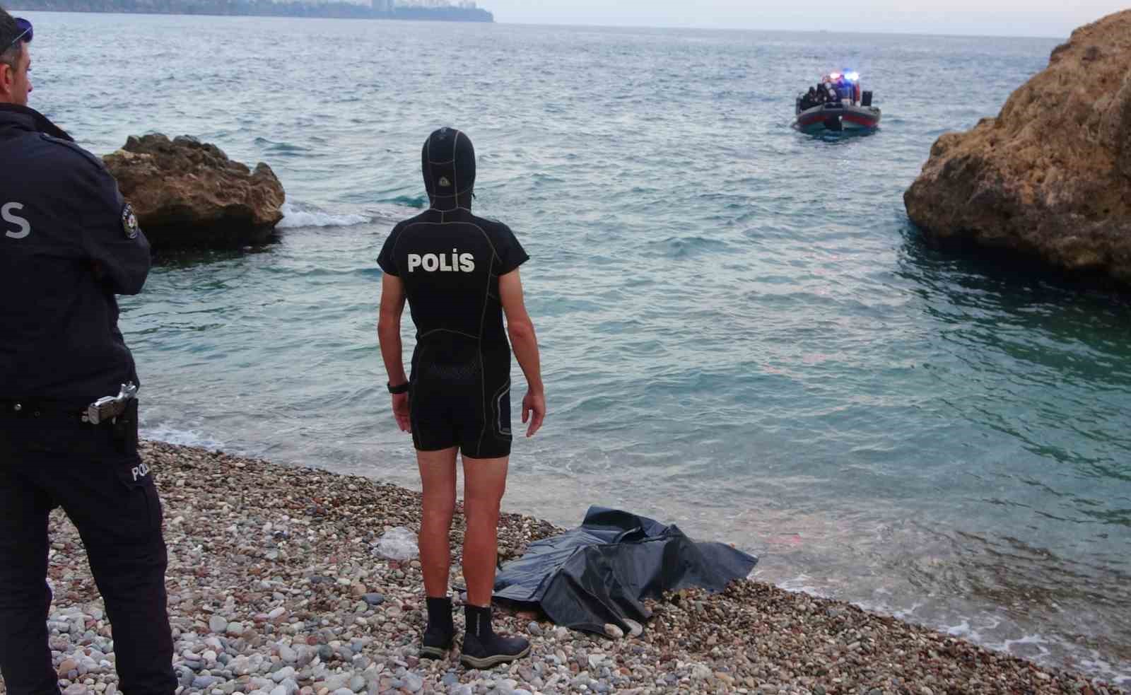 montuyla ayakkabisini cikarip kot ve atletle denize giren genc boguldu 3 Wt1EIjVr