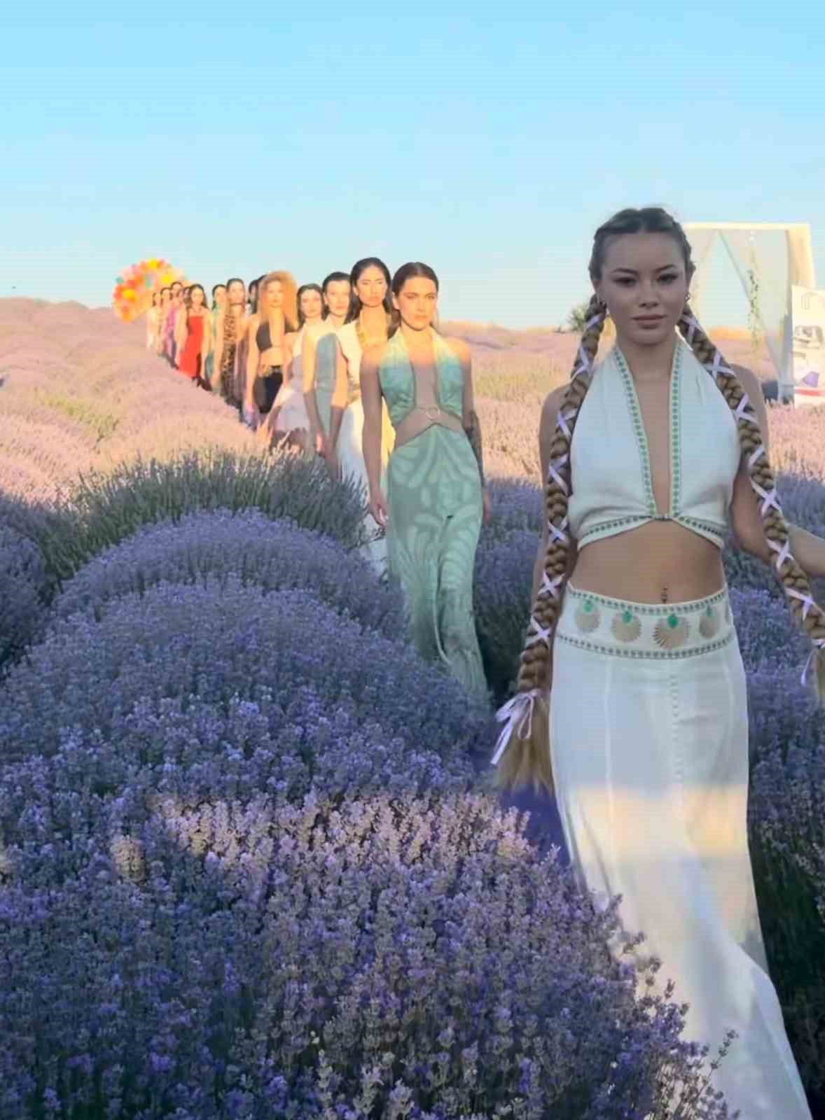 mor tarlalarda podyum kuruldu lavantalar arasinda renkli defile 8 7gOsRLyk