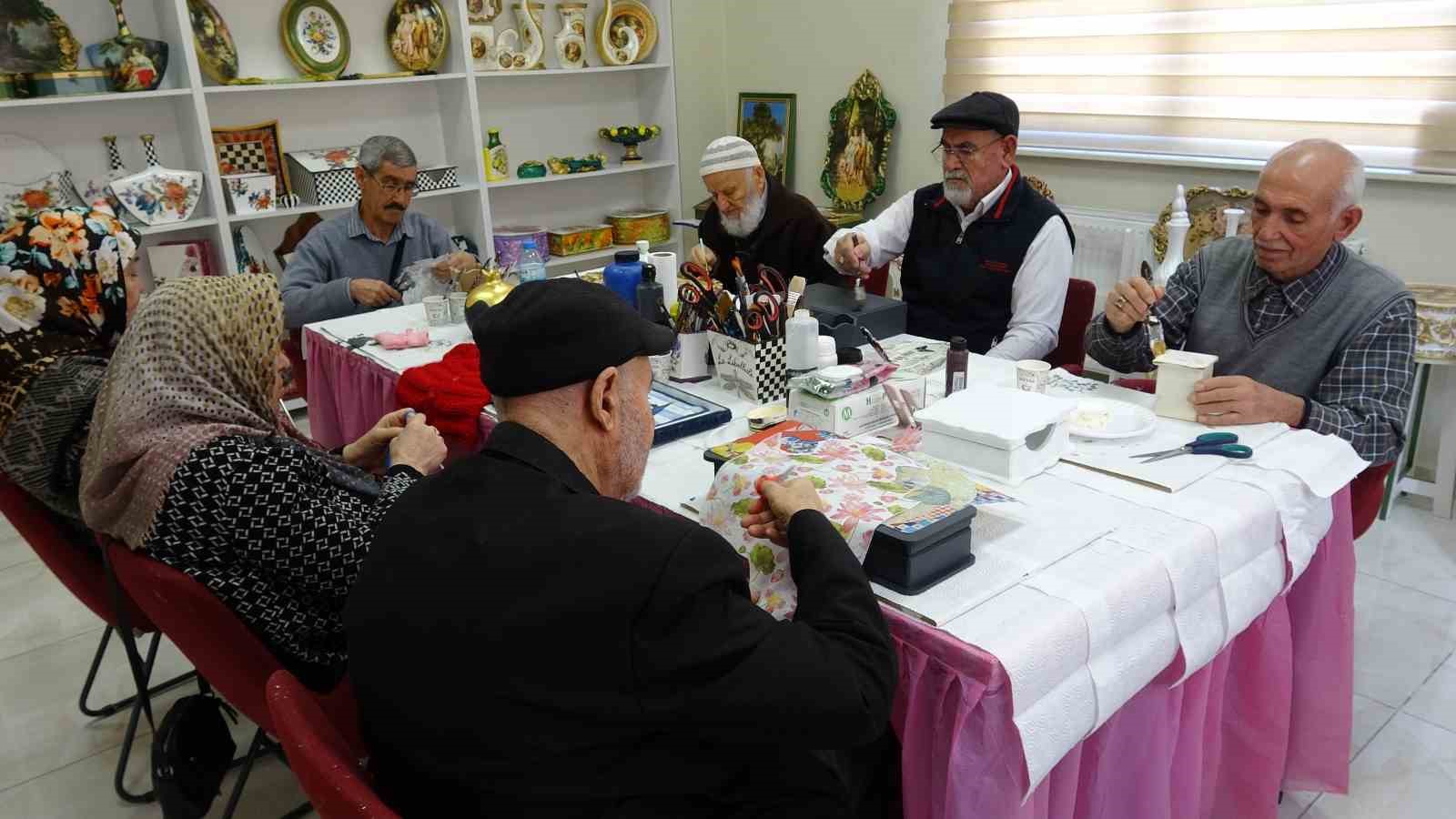 moral evinin renkli kisiligi cevresine nese saciyor 1 j3ymQzKr