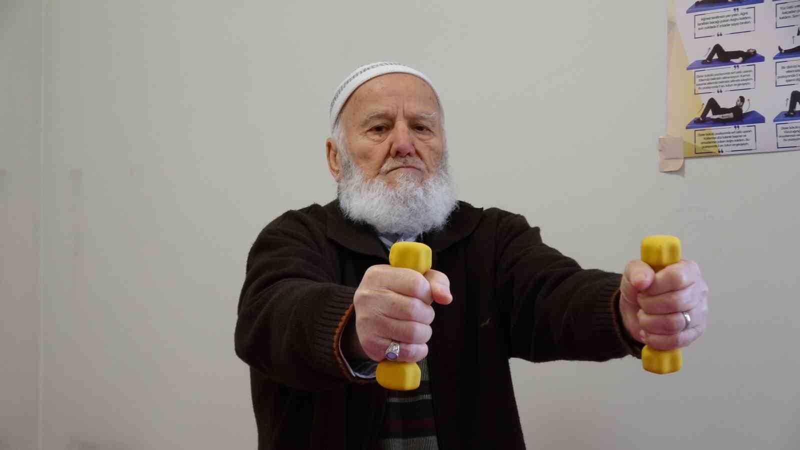moral evinin renkli kisiligi cevresine nese saciyor 5 hO96VfST
