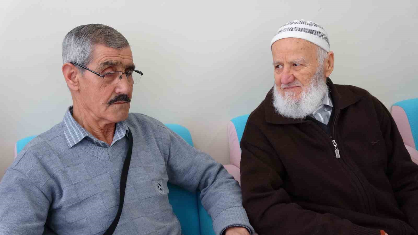 moral evinin renkli kisiligi cevresine nese saciyor 6