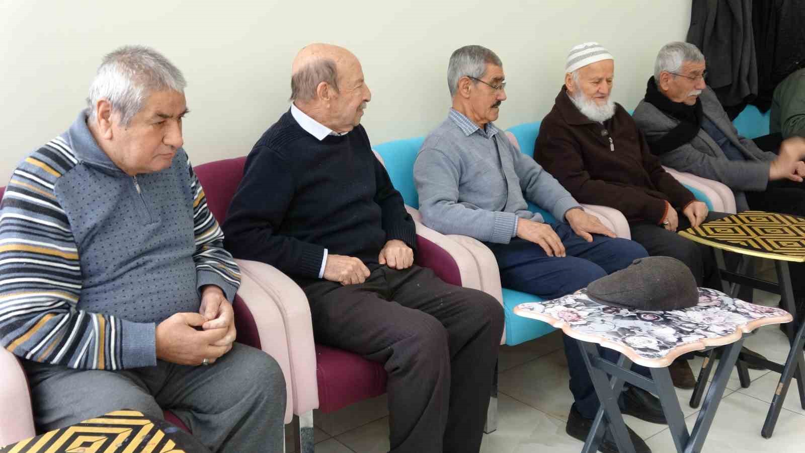 moral evinin renkli kisiligi cevresine nese saciyor 7 PTMQ38fW