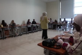 Elazığ’da mezarlığa giden vatandaşlara karanfil dağıtıldı 1 thumbnail