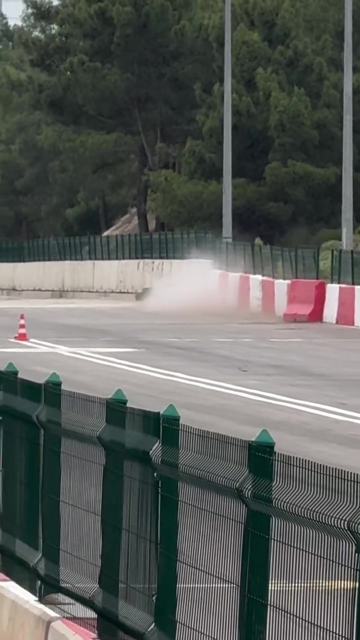 motodrag yarislarinda bariyerlere carpan motosikletin surucusu yaralandi 11 Tssl6q6H