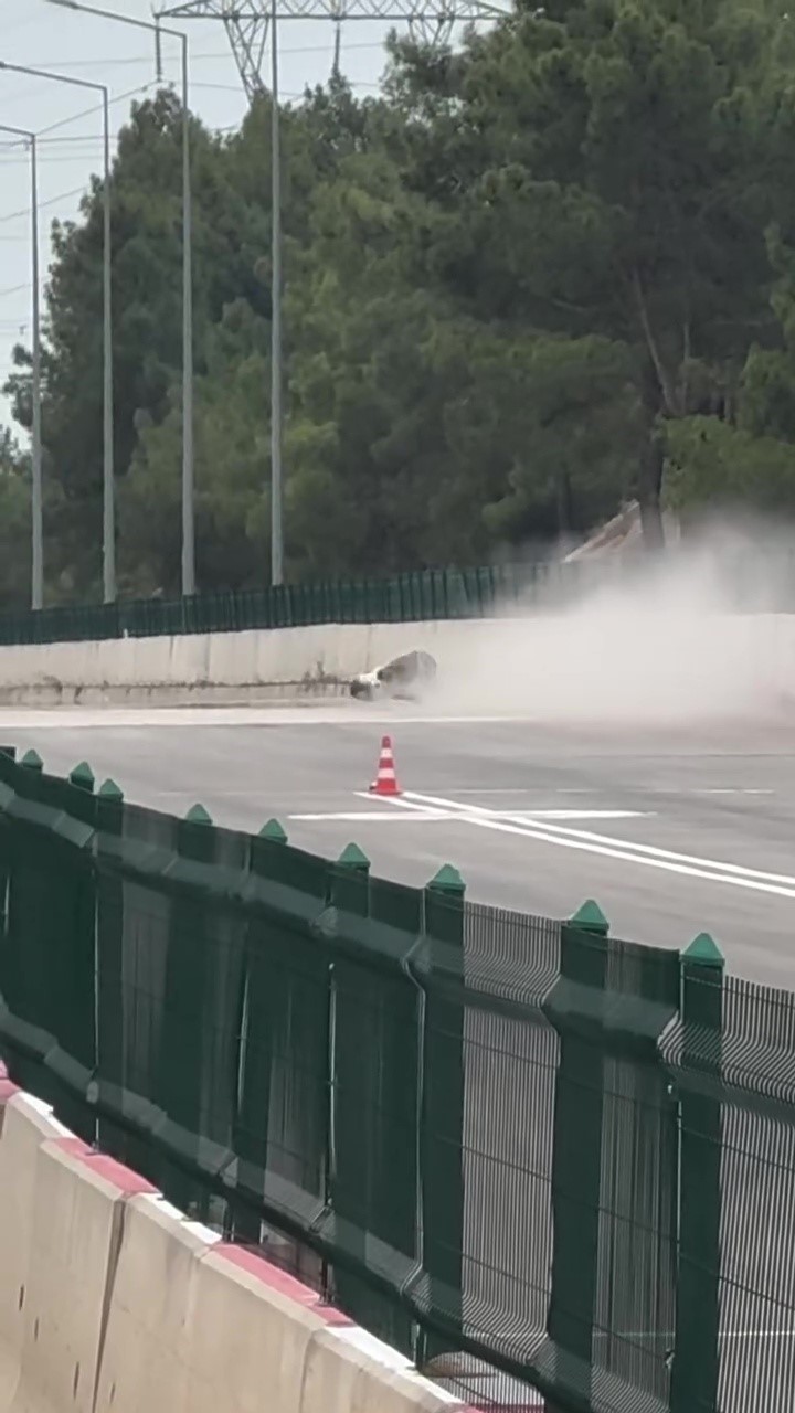 motodrag yarislarinda bariyerlere carpan motosikletin surucusu yaralandi 12 HsvObPtX
