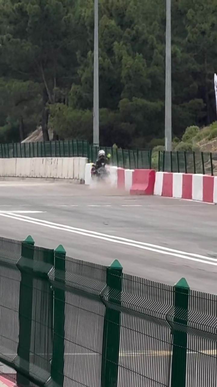 motodrag yarislarinda bariyerlere carpan motosikletin surucusu yaralandi 3 BHUwcr7i