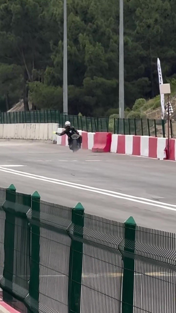 motodrag yarislarinda bariyerlere carpan motosikletin surucusu yaralandi 4 B8b6FeIH