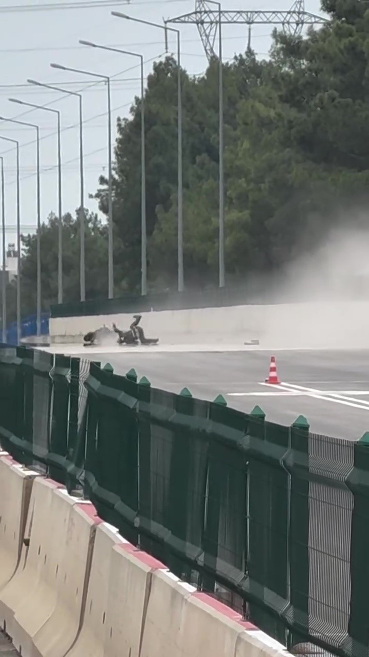 motodrag yarislarinda bariyerlere carpan motosikletin surucusu yaralandi 5 zkdjHAYD