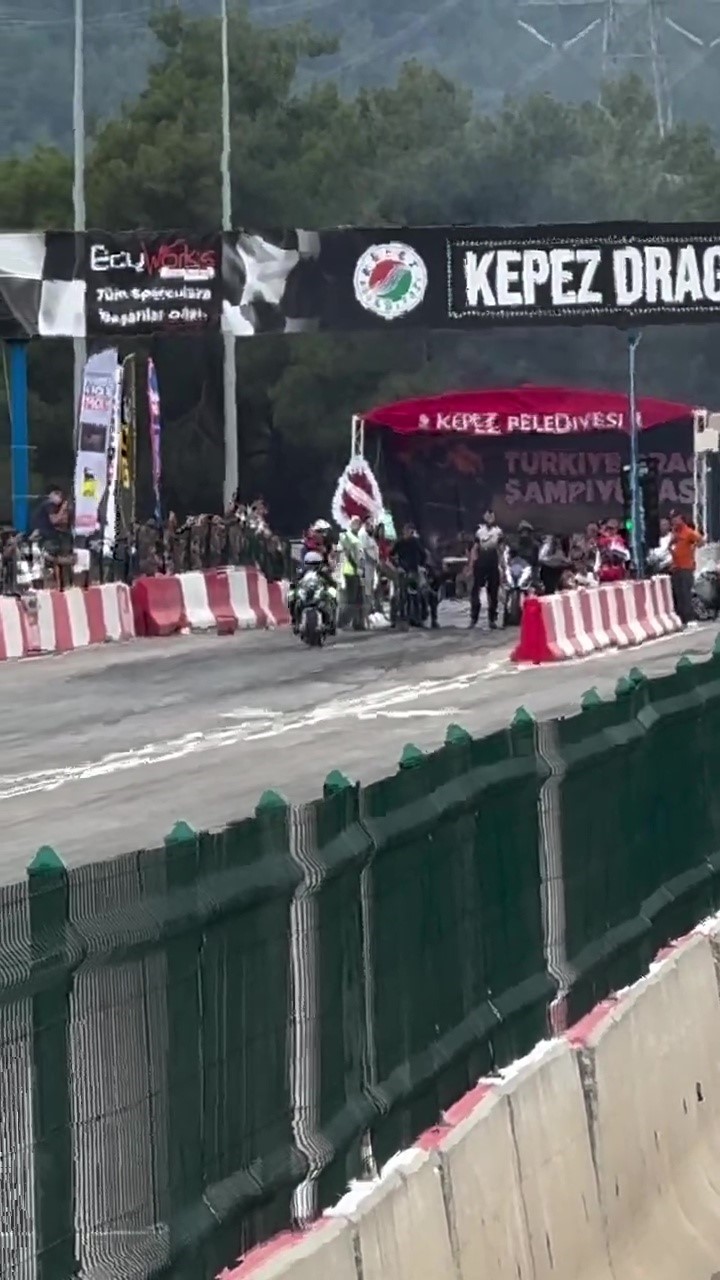 motodrag yarislarinda bariyerlere carpan motosikletin surucusu yaralandi 9 Gypi8Pvw