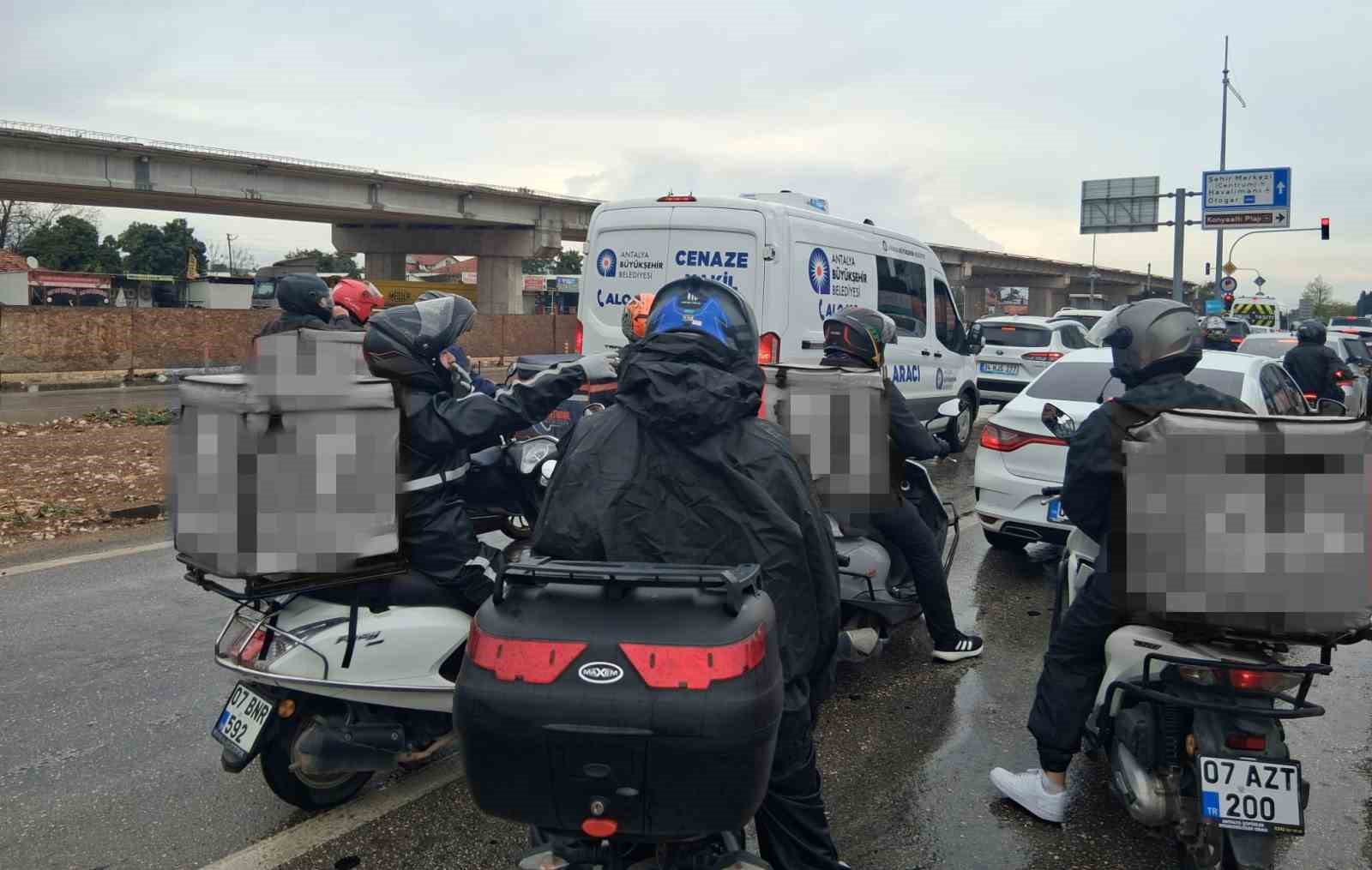 Motokurye feci kazada hayatını kaybetti, son yolculuğuna meslektaşları konvoyla uğurladı 6 motokurye feci kazada hayatini kaybetti son yolculuguna meslektaslari konvoyla ugurladi 2 QYpgGmMq