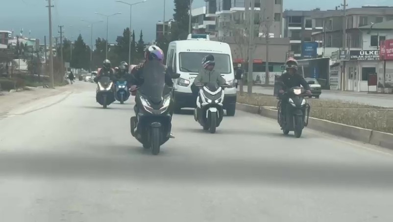 Motokurye feci kazada hayatını kaybetti, son yolculuğuna meslektaşları konvoyla uğurladı 7 motokurye feci kazada hayatini kaybetti son yolculuguna meslektaslari konvoyla ugurladi 3 aGOU4Qif