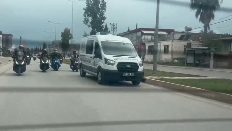 Motokurye feci kazada hayatını kaybetti, son yolculuğuna meslektaşları konvoyla uğurladı 8 motokurye feci kazada hayatini kaybetti son yolculuguna meslektaslari konvoyla ugurladi 4 g2Rtjg9S