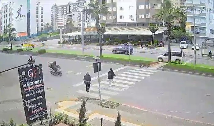 motokurye kiz cocuguna carpti o anlar guvenlik kamerasinda 0 qlVTIhNA