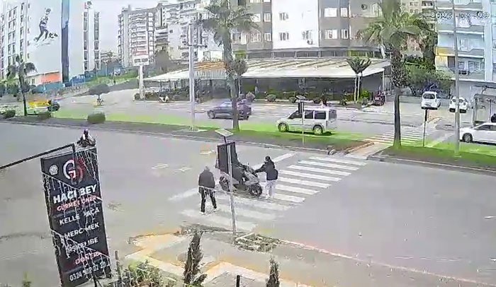 motokurye kiz cocuguna carpti o anlar guvenlik kamerasinda 1 TORWUskL