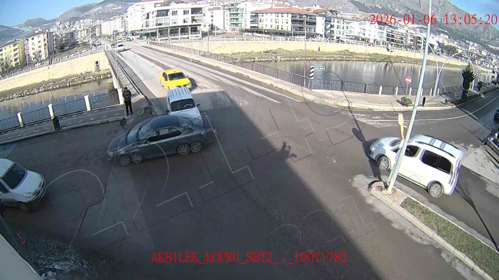 motokuryenin otomobile carparak savruldugu kaza kamerada 1 45cRDGWE
