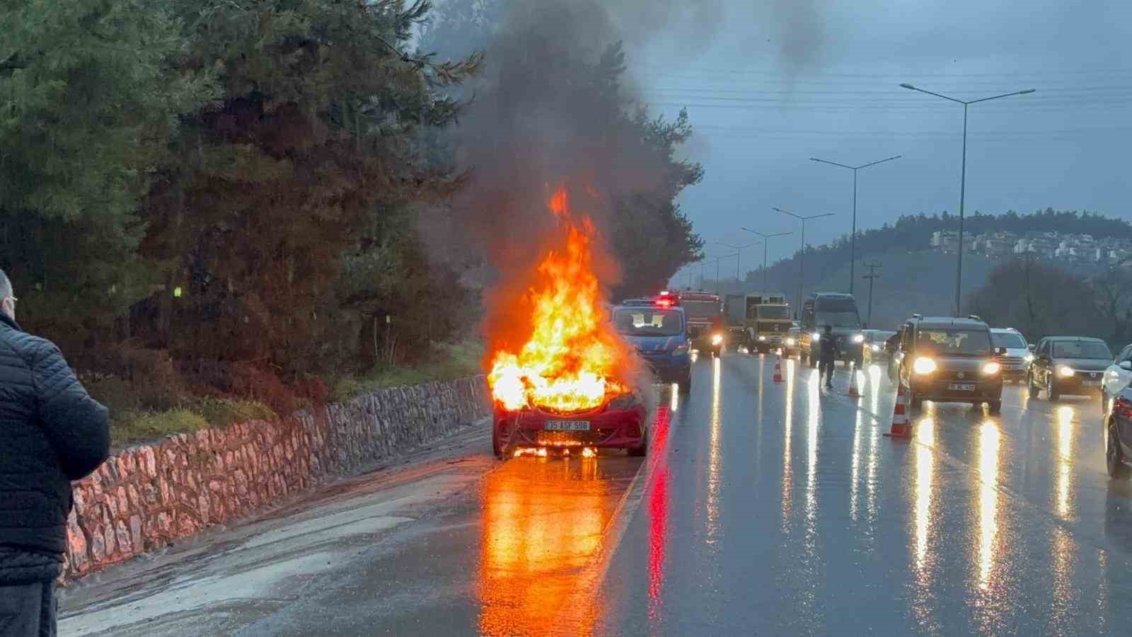 motor arizasi veren otomobil alev alev yandi 0 AU6r6OOs