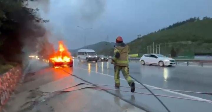 motor arizasi veren otomobil alev alev yandi 1 uQEJXsej