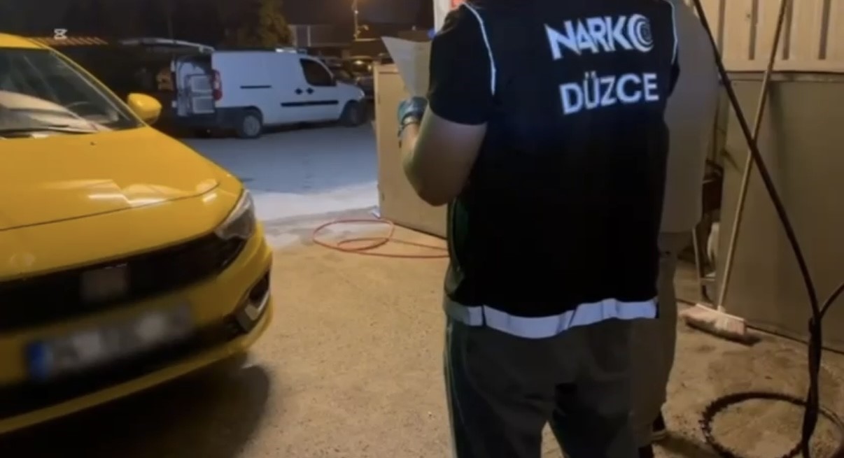 Motor kaputundan 3 milyon liralık metamfetamin ele geçirildi 6 motor kaputundan 3 milyon liralik metamfetamin ele gecirildi 2 DvK7LRrZ