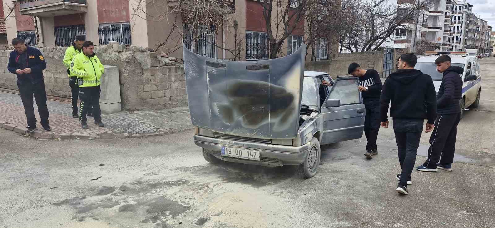 motor kismi tutusan otomobili yanmaktan itfaiye kurtardi 0 7z6k2j1Y