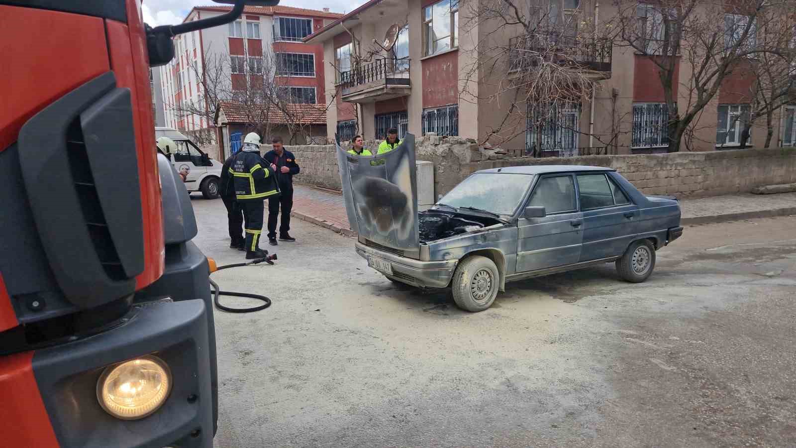 motor kismi tutusan otomobili yanmaktan itfaiye kurtardi 1 hBhlgNtu