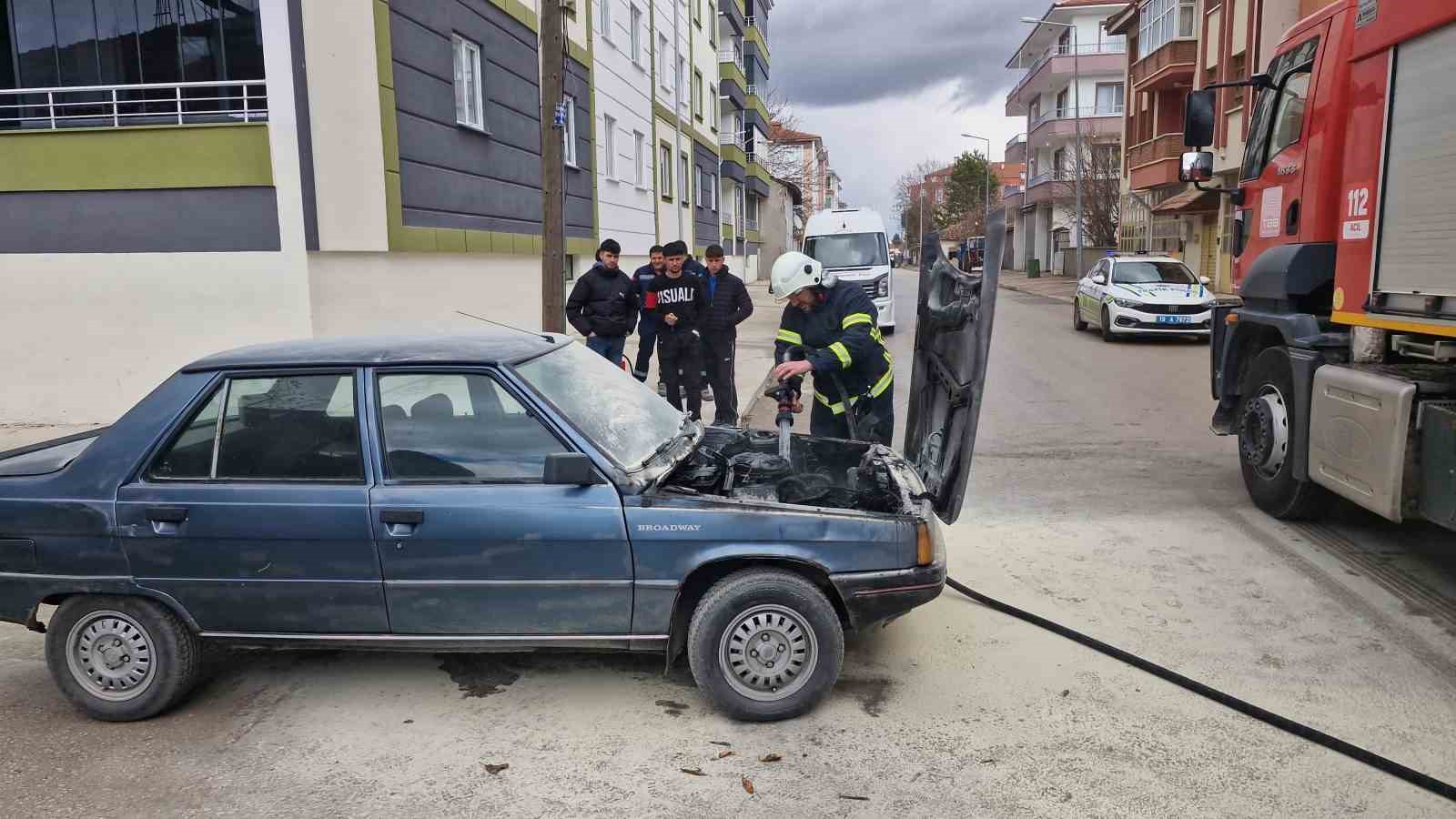 motor kismi tutusan otomobili yanmaktan itfaiye kurtardi 2 5VcNi1Vz