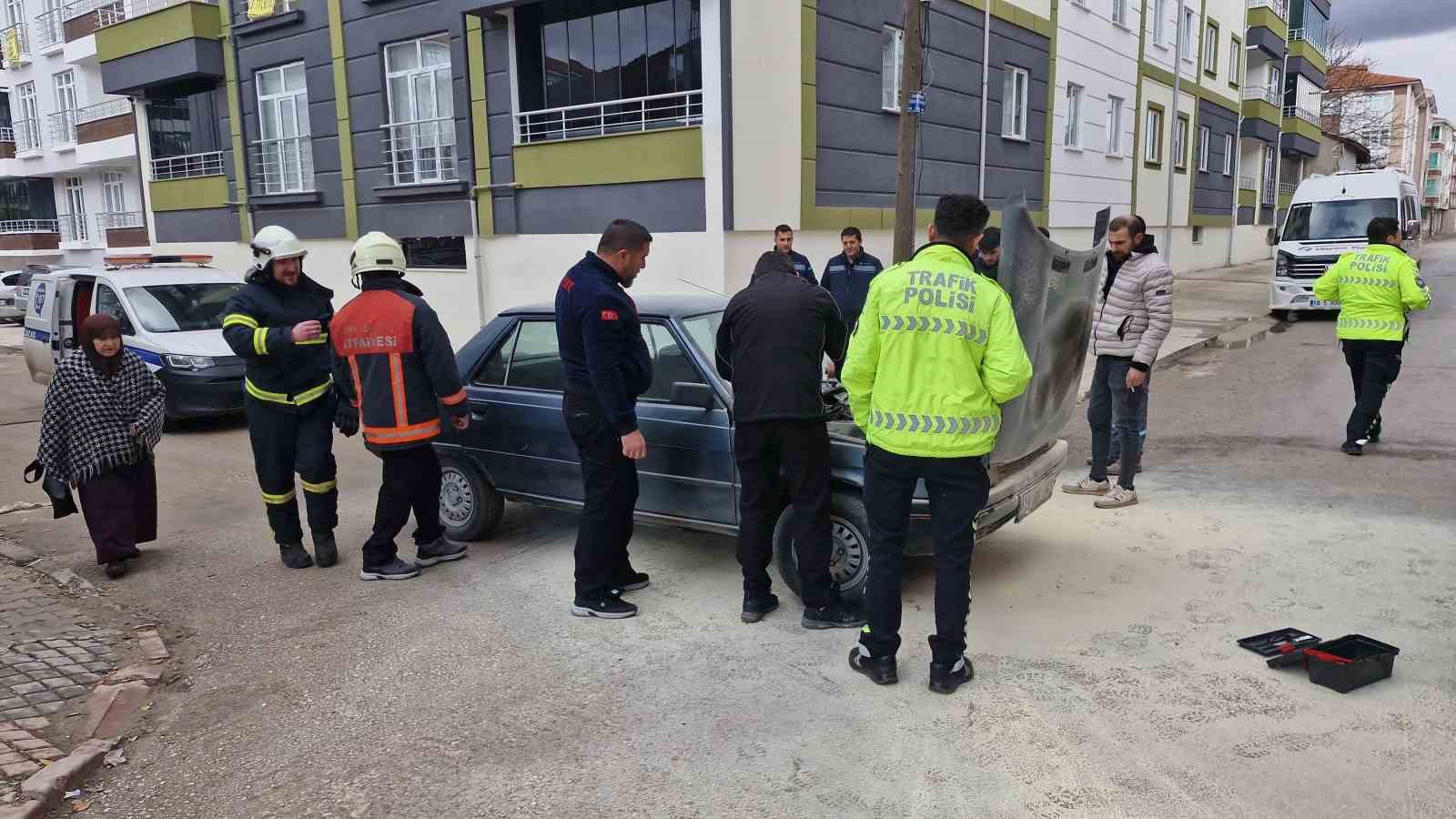 motor kismi tutusan otomobili yanmaktan itfaiye kurtardi 3 WaWeywQD