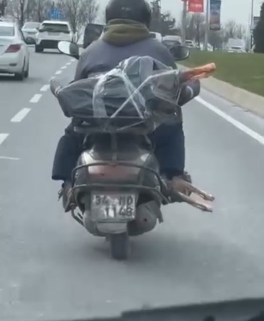 motorcu-ayaginin-altinda-et-tasidi-jk731WXY.jpg
