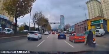motorcunun-olumden-dondugu-anlar-kamerada-TmPBETSO.jpg