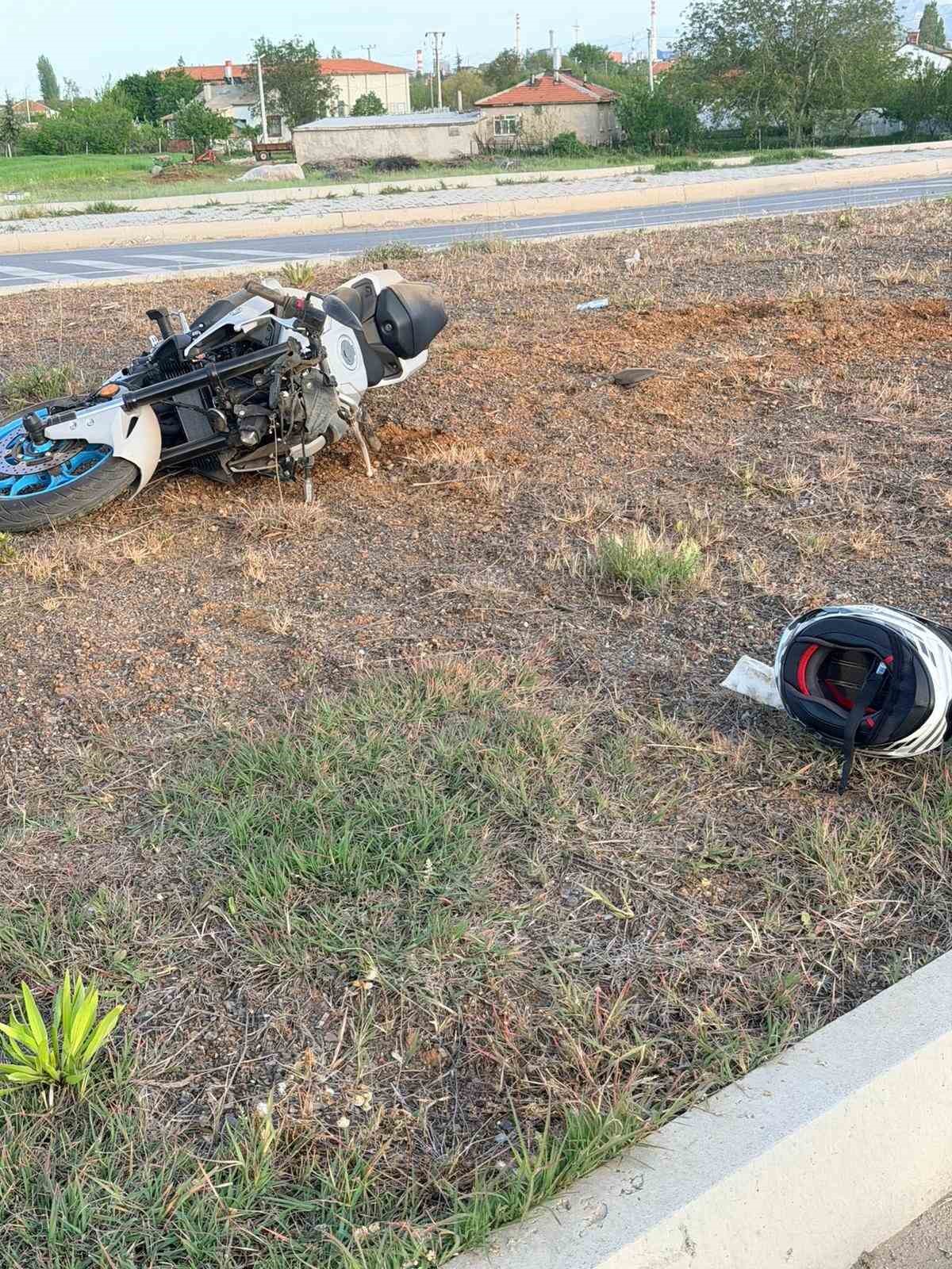 motorsiklet devrildi surucu agir yaralandi 2 gW4KZUBh