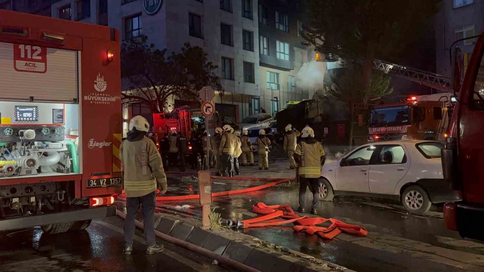 motosiklet alev aldi alevler 4 katli binayi ve giristeki is yerini sardi 0 Dbi6gli3
