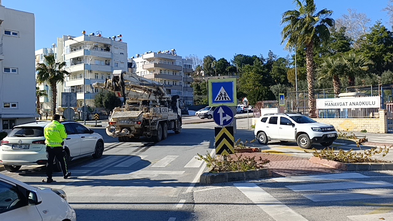 Motosiklet beton kamyonuna çarptı: 1 yaralı 4 motosiklet beton kamyonuna carpti 1 yarali 0