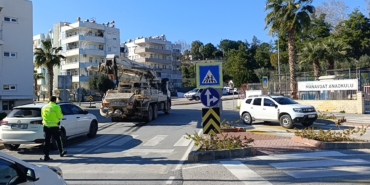 motosiklet-beton-kamyonuna-carpti-1-yarali-33sP1GFZ.jpg