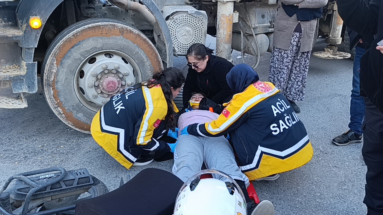 Motosiklet beton kamyonuna çarptı: 1 yaralı 8 motosiklet beton kamyonuna carpti 1 yarali 4 KQY7PrBh