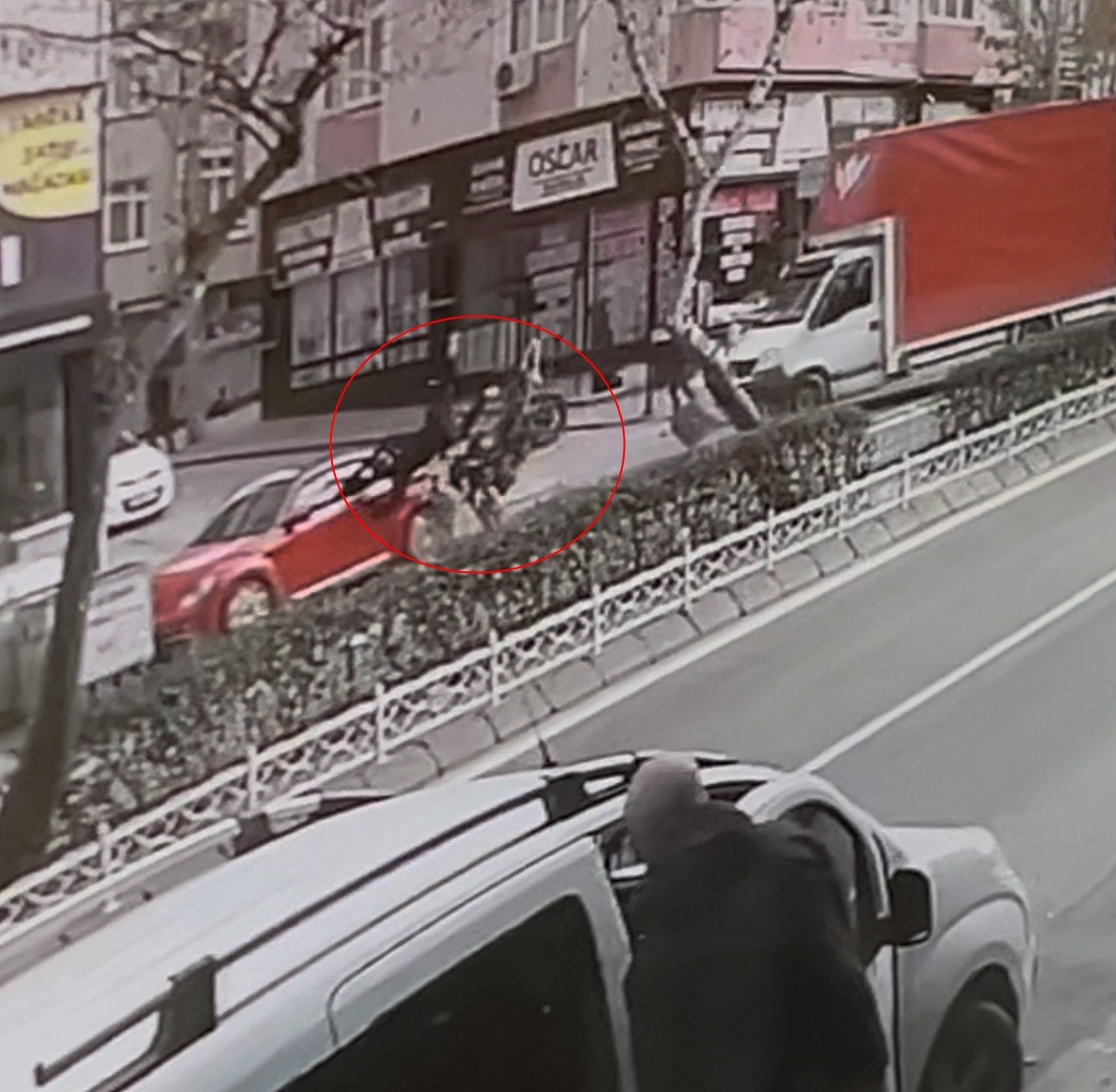 motosiklet donus yapan kamyonete ve park halindeki otomobile carpip takla atti 0 n367SBOQ