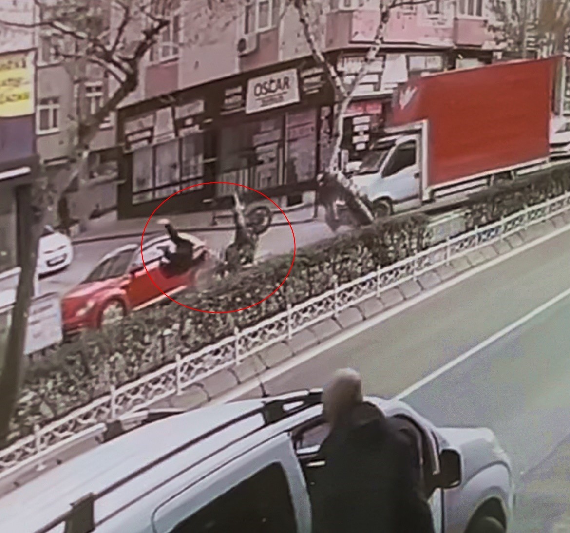 motosiklet donus yapan kamyonete ve park halindeki otomobile carpip takla atti 1