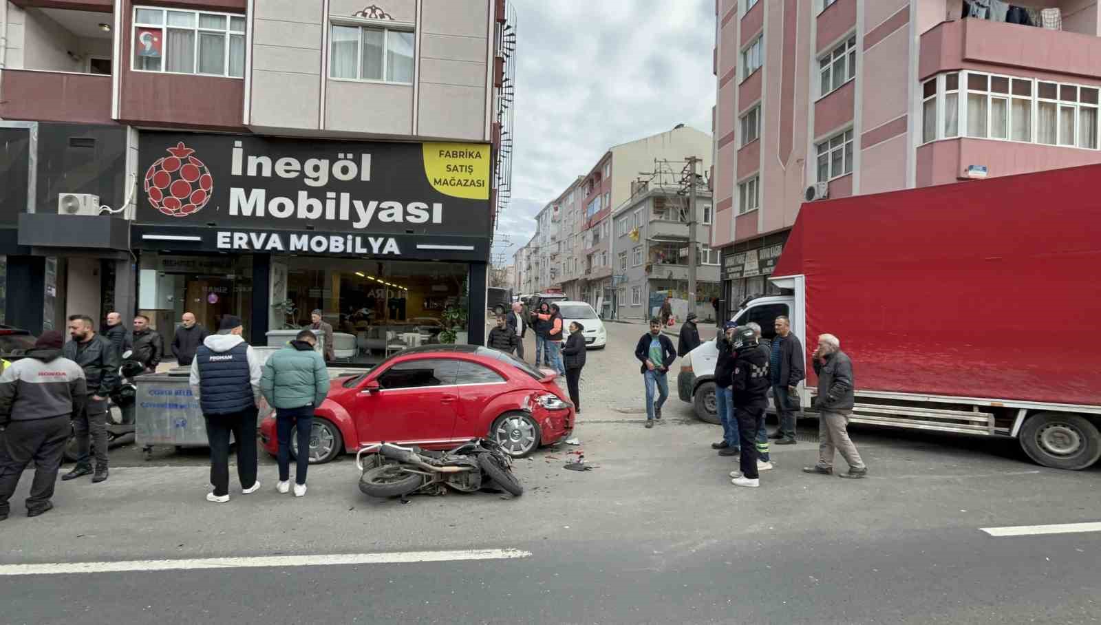 motosiklet donus yapan kamyonete ve park halindeki otomobile carpip takla atti 2