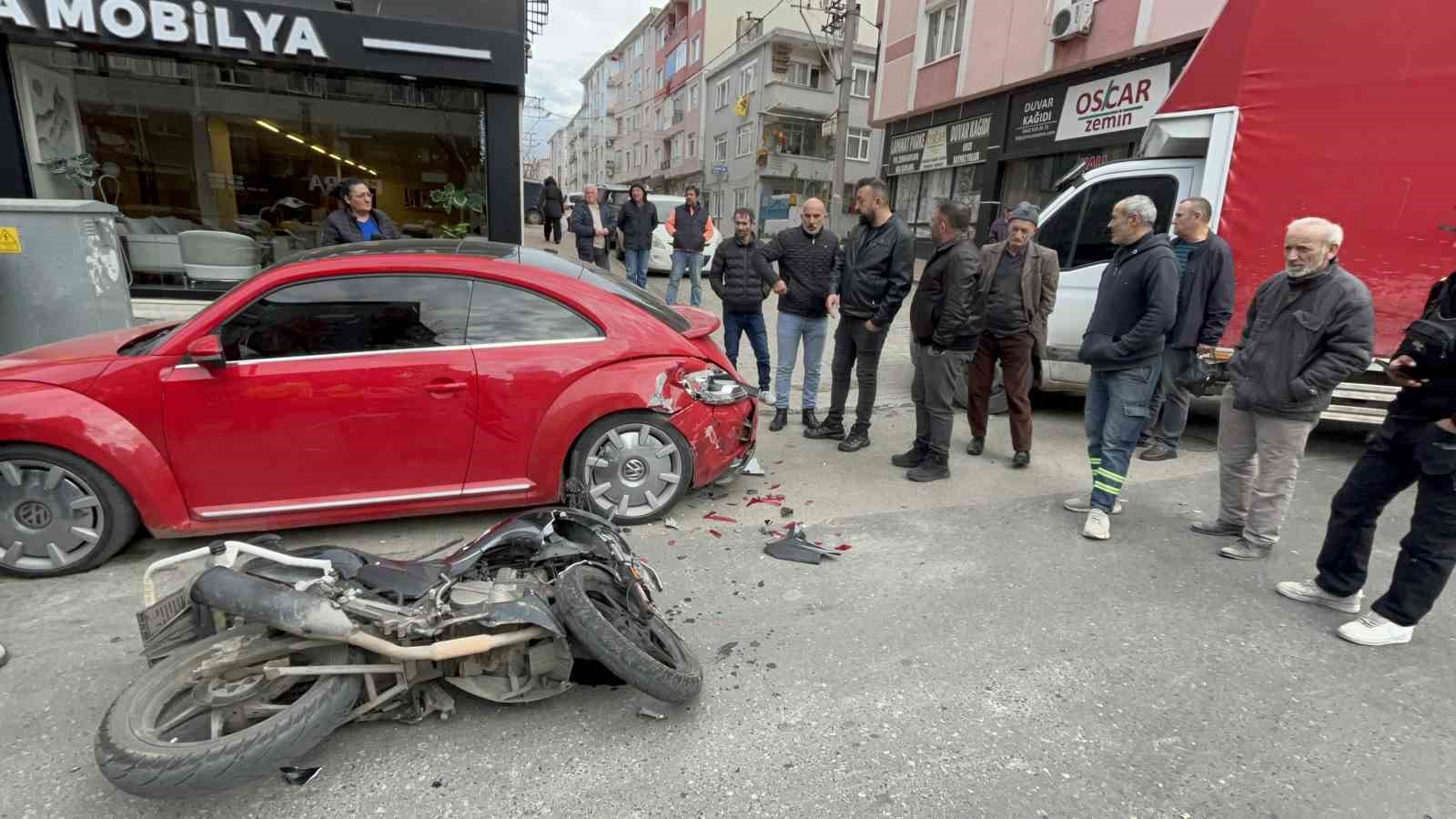 motosiklet donus yapan kamyonete ve park halindeki otomobile carpip takla atti 4 wy95htmj