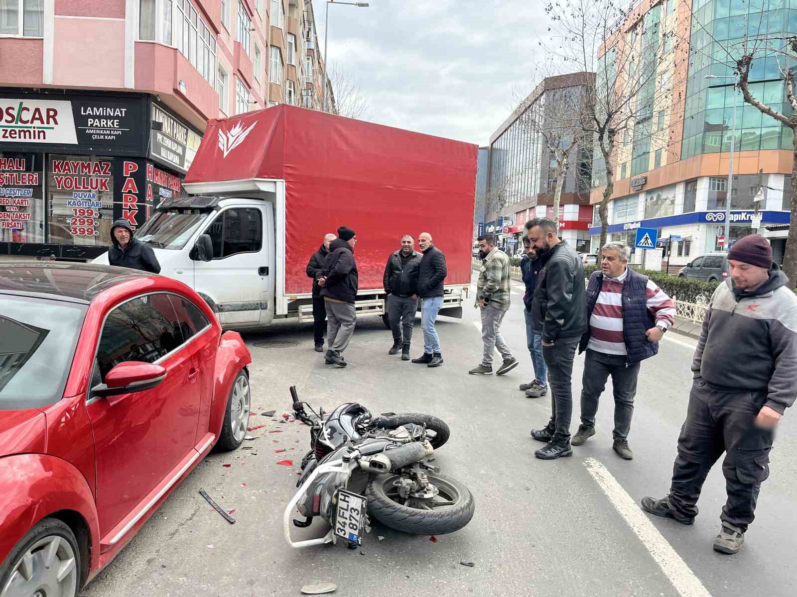 motosiklet donus yapan kamyonete ve park halindeki otomobile carpip takla atti 5 jNHDkBaz