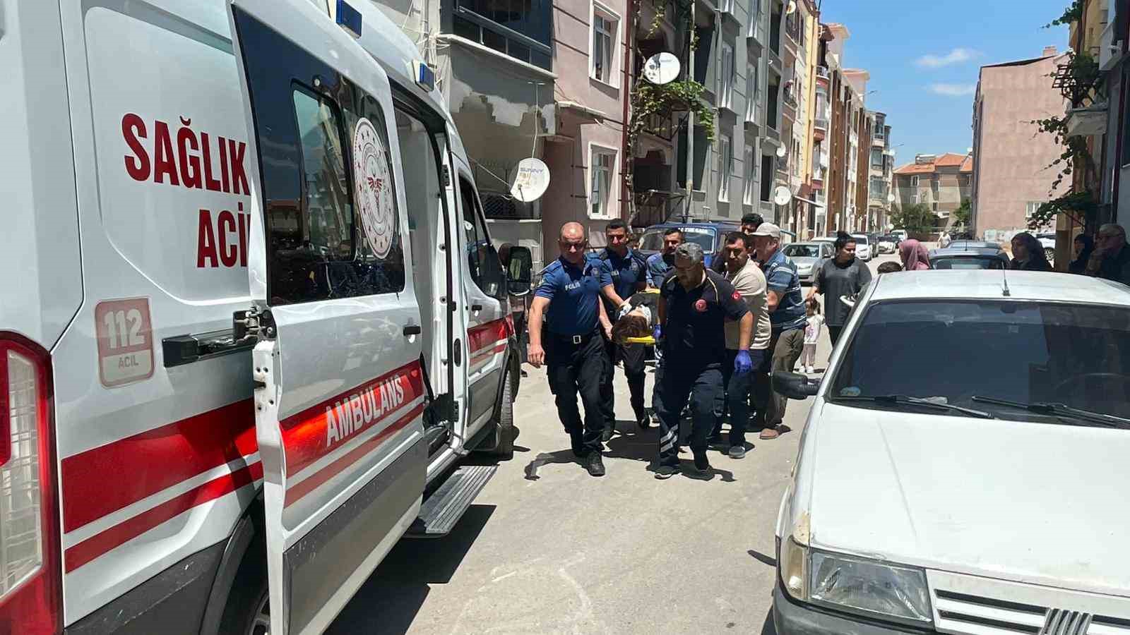 Motosiklet hareket eden otomobile çarptı: Anne ile kızının yaralandığı kaza kameraya yansıdı 5 motosiklet hareket eden otomobile carpti anne ile kizinin yaralandigi kaza kameraya yansidi 1 6ZnOipuy