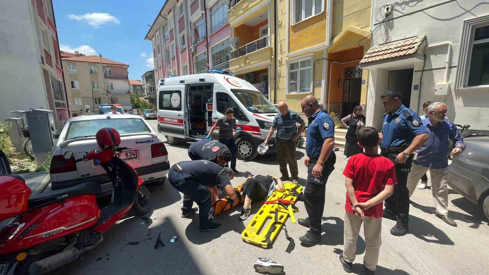 Motosiklet hareket eden otomobile çarptı: Anne ile kızının yaralandığı kaza kameraya yansıdı 6 motosiklet hareket eden otomobile carpti anne ile kizinin yaralandigi kaza kameraya yansidi 2