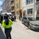 motosiklet-hareket-eden-otomobile-carpti-anne-ile-kizinin-yaralandigi-kaza-kameraya-yansidi-bjFOkJgf.jpg